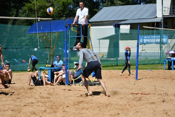 Orenburg, Rusya, 9-10 Haziran 2017 yıl: plaj voleybolu oynarken çocuklar — Stok fotoğraf