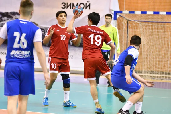 Orenburg, Rusia - 11-13 Februari 2018: Anak laki-laki bermain bola tangan — Stok Foto