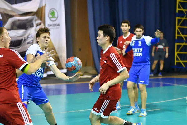 Orenburg, Rússia - 11-13 Fevereiro 2018 ano: meninos jogar no handebol — Fotografia de Stock