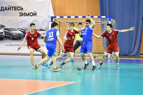 Orenburg, Rússia - 11-13 Fevereiro 2018 ano: meninos jogar no handebol — Fotografia de Stock