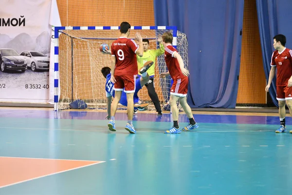 Orenburg, Rússia - 11-13 Fevereiro 2018 ano: meninos jogar no handebol — Fotografia de Stock