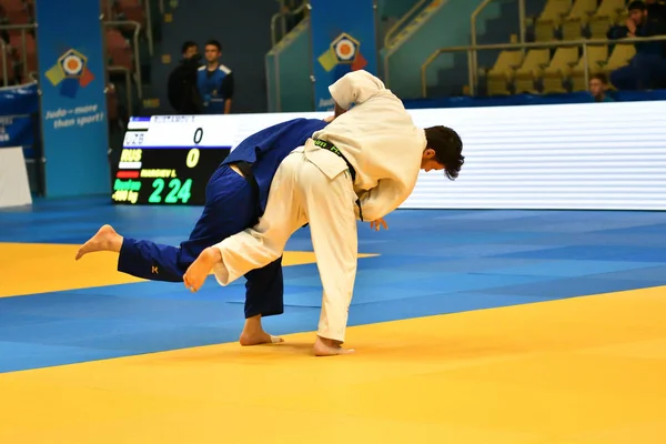 Orenburg, russland - mai 12-13 jahre 2018: jungs messen sich im judo — Stockfoto