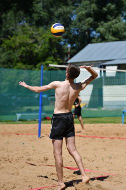 Orenburg, Rusya, 9-10 Haziran 2017 yıl: plaj voleybolu oynarken çocuklar