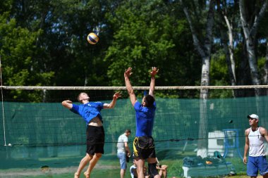 Orenburg, Rusya, 9-10 Haziran 2017 yıl: plaj voleybolu oynarken çocuklar