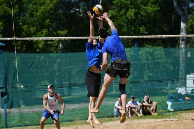 Orenburg, Rusya, 9-10 Haziran 2017 yıl: plaj voleybolu oynarken çocuklar