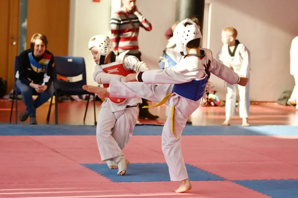 Orenburg, Rusko - 27. ledna 2018 let: děti soutěžit v Taekwondo — Stock fotografie