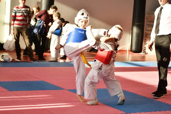 Orenburg, Rusia - 27 de enero de 2018 años: los niños compiten en Taekwondo —  Fotos de Stock