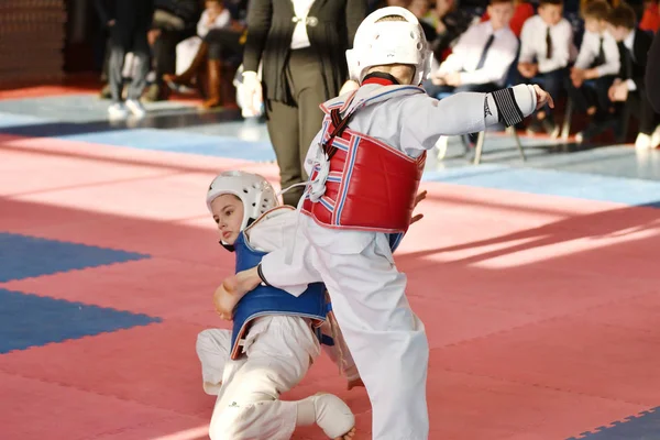 Orenburg, Oroszország - január 27, 2018 év: a gyerekek versenyzett Taekwondo — Stock Fotó