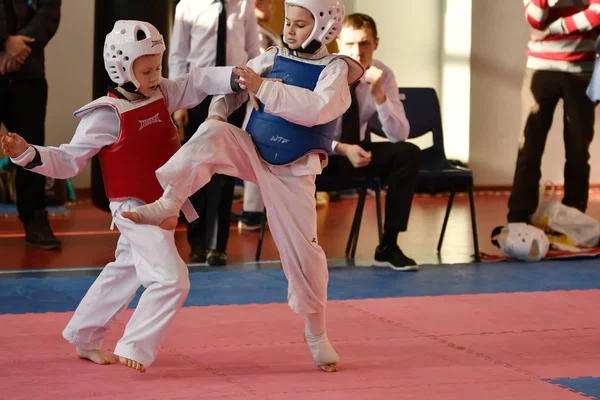 Orenburg, Rusia - 27 de enero de 2018 años: los niños compiten en Taekwondo —  Fotos de Stock