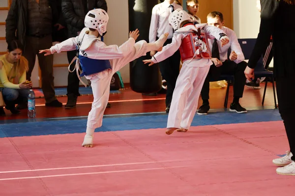 Orenburg, Rusia - 27 de enero de 2018 años: los niños compiten en Taekwondo —  Fotos de Stock