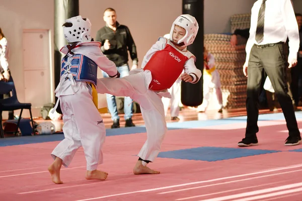 奥伦堡, 俄罗斯-2018年1月27日年: 孩子们在跆拳道比赛 — 图库照片