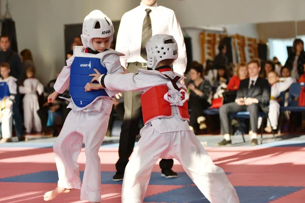 Orenburg, Venäjä - 27 tammikuu 2018 vuotta: lapset kilpailevat Taekwondo — kuvapankkivalokuva