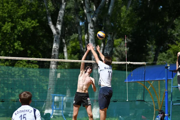 Orenburg, Rusland, 9-10 juni 2017 jaar: jongens spelen van beachvolleybal — Stockfoto