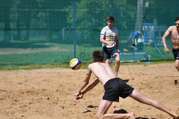 Orenburg, Russia, 9-10 June 2017 year: Boys playing beach volleyball — Stock Photo, Image