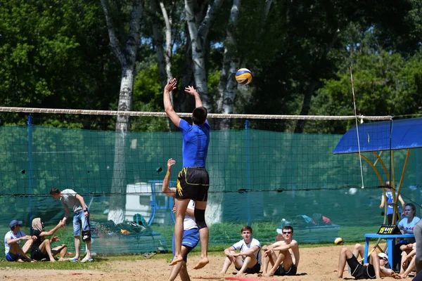 Orenburg, Rusia, 9-10 Juni 2017: Anak laki-laki bermain voli pantai — Stok Foto