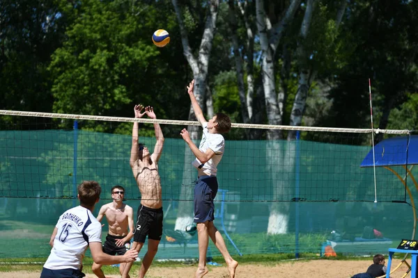 Orenburg, Russia, 9-10 June 2017 year: Boys playing beach volleyball — Stock Photo, Image