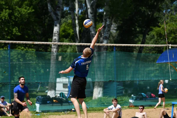 Orenburg, russland, 9-10 juni 2017 jahr: jungs spielen beachvolleyball — Stockfoto