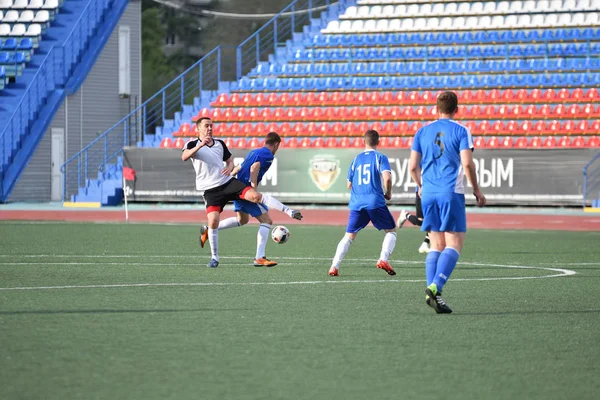 Orenburg, Rússia, 8 de junho de 2017 ano: Meninos jogam futebol — Fotografia de Stock