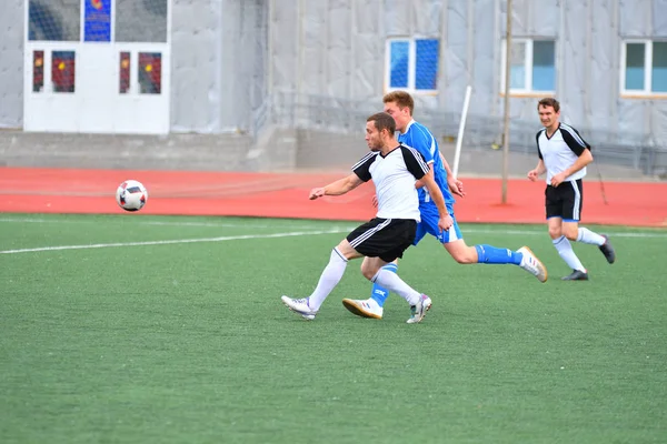 Orenburg, Rusia, 8 de junio de 2017 año: Los niños juegan fútbol — Foto de Stock