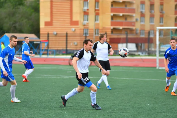 Orenburg, Rusia, 8 de junio de 2017 año: Los niños juegan fútbol —  Fotos de Stock