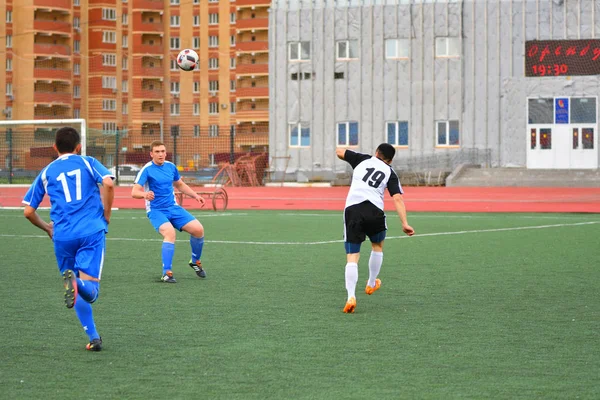 Orenburg, Rusia, 8 de junio de 2017 año: Los niños juegan fútbol — Foto de Stock