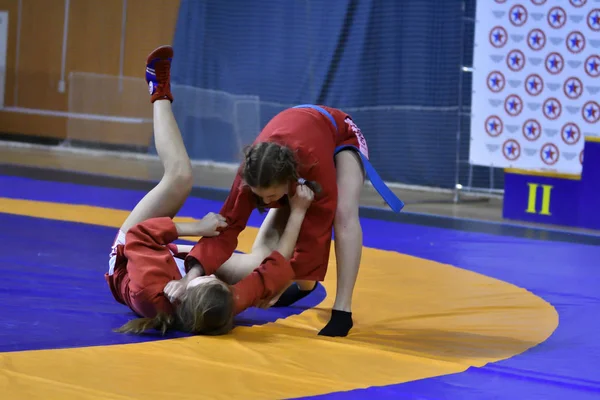 Orenburg, Rússia - 16 de fevereiro de 2019: competições de meninas Sambo — Fotografia de Stock