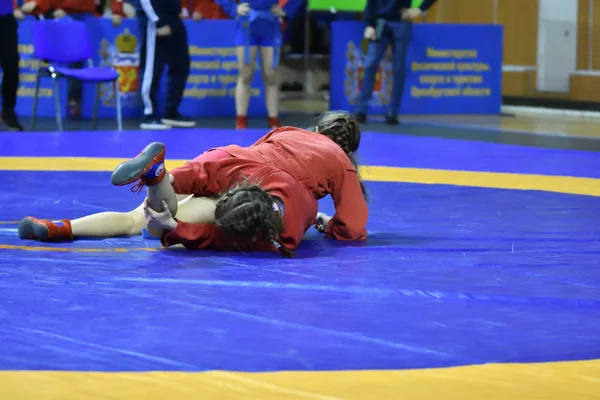 Orenburg, Rusia - 16 de febrero de 2019: competiciones de chicas Sambo — Foto de Stock