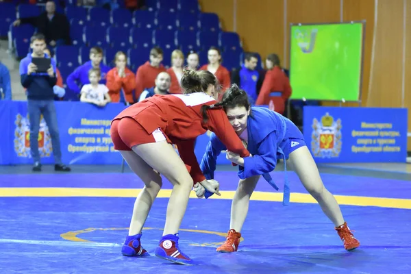 Orenburg, Rússia - 16 de fevereiro de 2019: competições de meninas Sambo — Fotografia de Stock