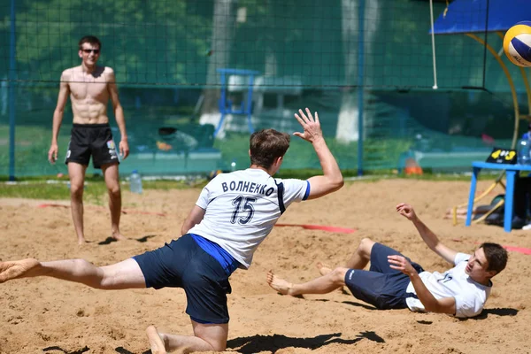 Orenburg, Russie, 9-10 juin 2017 année : Des garçons jouent au beach-volley — Photo