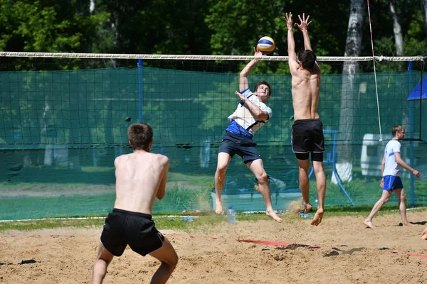 Orenburg, Rosja, 9-10 czerwca 2017 roku: boiska do siatkówki plażowej chłopców — Zdjęcie stockowe