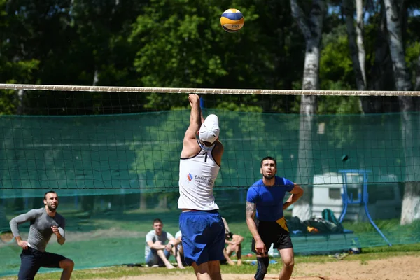 Orenburg, Rússia, 9-10 Junho de 2017 ano: Meninos jogando vôlei de praia — Fotografia de Stock