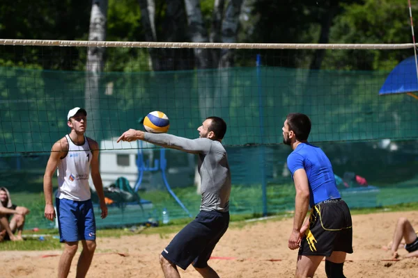 Orenburg, Russia, 9-10 giugno 2017 anno: Ragazzi che giocano a beach volley — Foto Stock