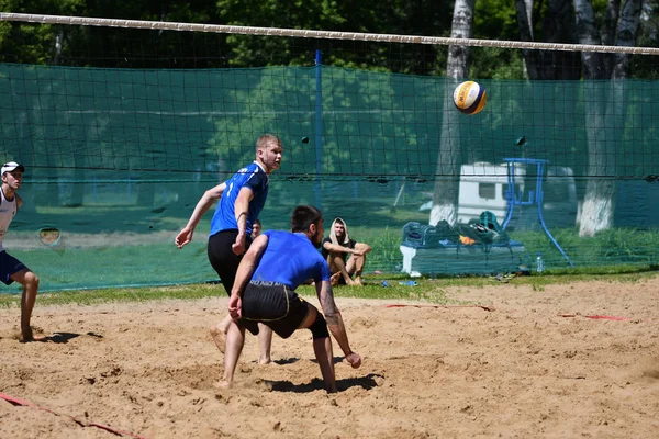 Оренбург, Россия, 9-10 июня 2017 года: Мальчики играют в пляжный волейбол — стоковое фото