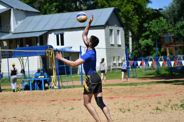 Orenburg, Russie, 9-10 juin 2017 année : Des garçons jouent au beach-volley — Photo