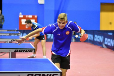 Orenburg, Rusya Federasyonu - 15 Eylül 2017 yıl: Masa Tenisi oynayan çocuklar