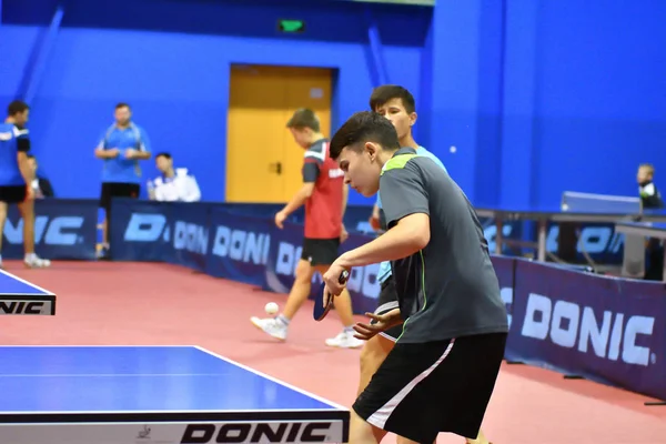 Orenburg, Russie - 15 septembre 2017 année : Des garçons jouent au ping-pong — Photo