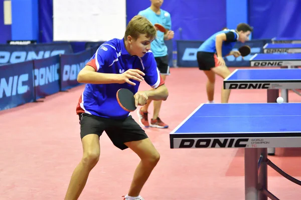 Orenburg, Rússia - Setembro 15, 2017 ano: Meninos jogando ping pong — Fotografia de Stock