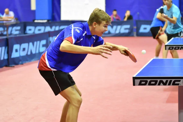 Orenburg, Federacja Rosyjska - 15 września 2017 roku: chłopcy gry ping pong — Zdjęcie stockowe