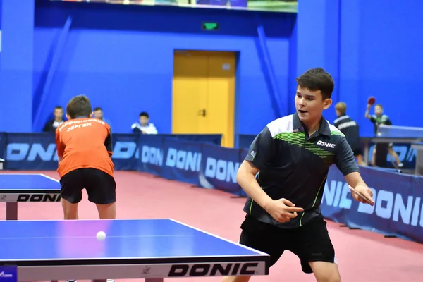 Orenburg, Federacja Rosyjska - 15 września 2017 roku: chłopcy gry ping pong — Zdjęcie stockowe