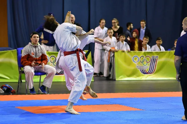 Orenburg, Rusland - 5 maart 2017 jaar: jongens concurreren in karate — Stockfoto