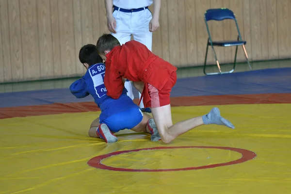 Orenburg, Rússia - 23 de fevereiro de 2019: Competições de meninos Sambo — Fotografia de Stock