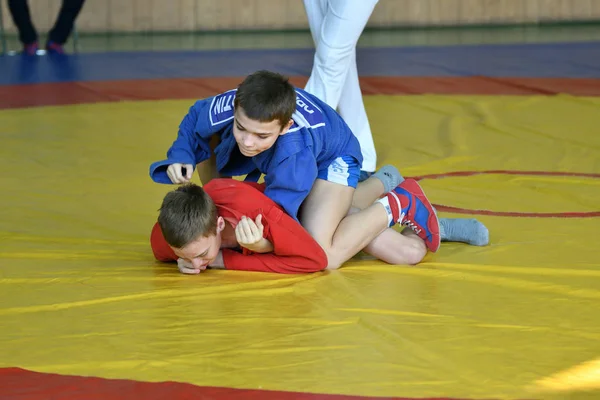 Orenburg, Rússia - 23 de fevereiro de 2019: Competições de meninos Sambo — Fotografia de Stock