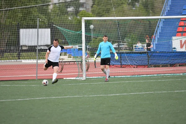 Orenburg, Rusia, 8 de junio de 2017 año: Los niños juegan fútbol —  Fotos de Stock