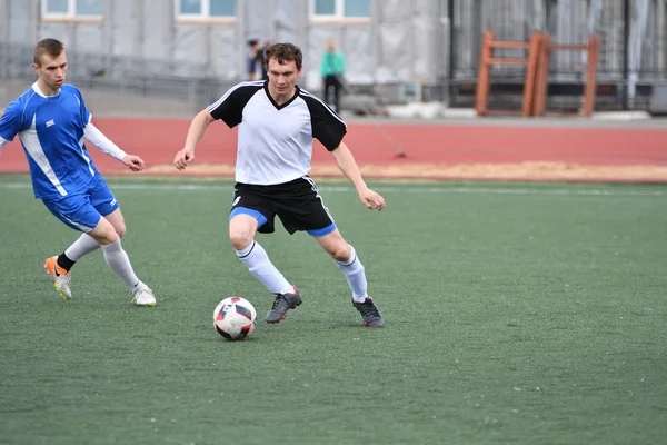 Orenburg, Rússia, 8 de junho de 2017 ano: Meninos jogam futebol — Fotografia de Stock