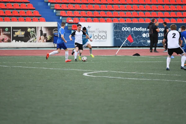 Orenburg, Rusia, 8 de junio de 2017 año: Los niños juegan fútbol — Foto de Stock