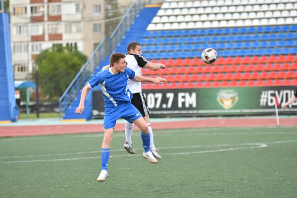 Orenburg, Ryssland 8 juni 2017 år: pojkar spelar fotboll — Stockfoto