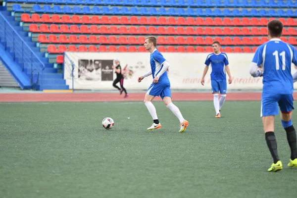 Orenburg, Rússia, 8 de junho de 2017 ano: Meninos jogam futebol — Fotografia de Stock