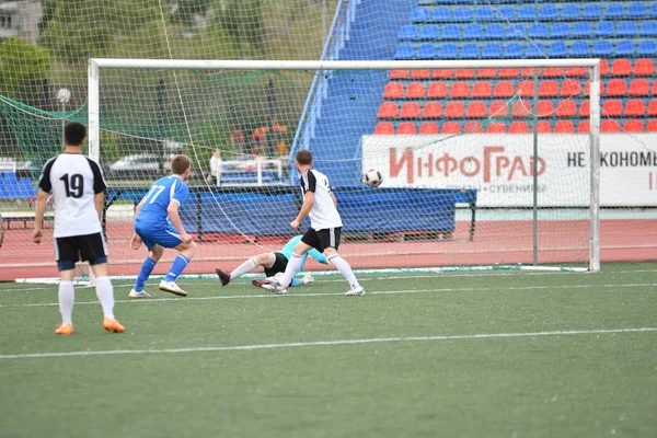 Orenburg, Rusia, 8 de junio de 2017 año: Los niños juegan fútbol — Foto de Stock