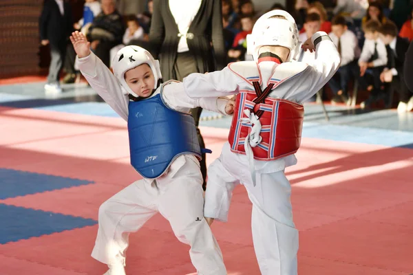 Orenburg, russland - 27. januar 2018 jahre: die kinder messen sich im taekwondo — Stockfoto