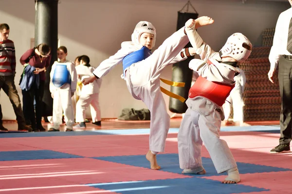 Orenburg, russland - 27. januar 2018 jahre: die kinder messen sich im taekwondo — Stockfoto